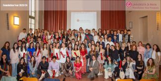 Foto di gruppo Consegna diplomi Foundation Year 2023/2024 con logo del Foundation Year