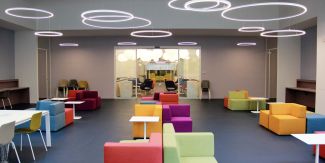 Nuovi spazi studio area Cravino: area divanetti e sullo sfondo reception