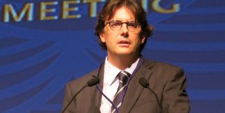 Massimiliano Gnecchi sul palco di un evento ISCT