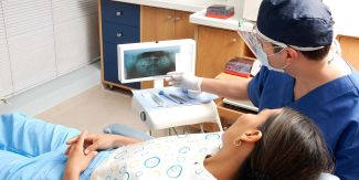 Studio dentistico: paziente e dentista che mostra panoramica