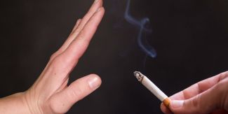 Mano che porge sigaretta e mano tesa come simbolo di "stop"