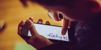 Bambino che tiene in mano cellulare