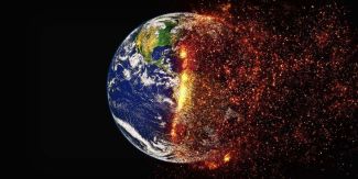 Globo terrestre la cui metà sta bruciando