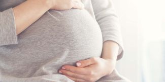 Dettaglio del pancione di una donna in gravidanza