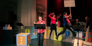 Un momento della performance "OCA: l’arte che allena il pensiero"