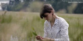 La ricercatrice Valentina Vaglia raccoglie piante di riso in un campo
