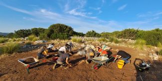 Il gruppo di studenti al lavoro nella seconda campagna di scavo a Fondi (LT) in località ‘Pianara’