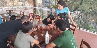 Gruppo di lavoro della seconda campagna di scavo a Fondi (LT) in località ‘Pianara’ analizza dei reperti