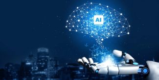 Mano di robot che sostiene cervello composto da circuiti con la scritta AI