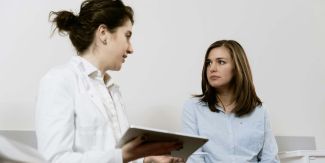 Medico donna e paziente donna