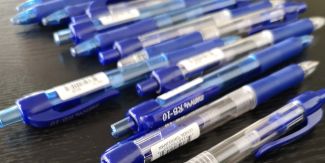 Penne blu su scrivania