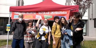 Alcuni studenti davanti alla tenda dell'incontro
