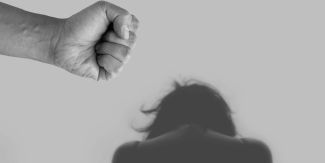 Pugno e sagoma di donna di spalle