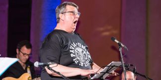 Ambrogio Maestri mentre canta con la maglietta UniPv