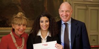 Renata Crotti, una studentessa vincitrice del bando e Sergio Dompé