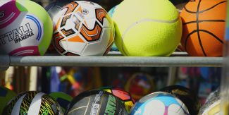 Palle di diversi sport su una rastrelliera