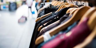 Dettaglio su vestiti appesi a una della