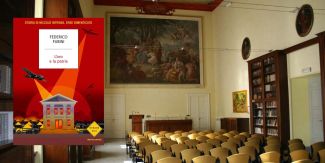 Copertina del libro "L'oro e la patria", sullo sfondo l'aula magna del Collegio Cairoli