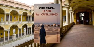 Copertina del libro "La Spia ha i capelli rossi" sullo sfondo l'ingresso della Biblioteca Universitaria