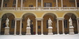 Cortile delle Statue dell'Università di Pavia innevato