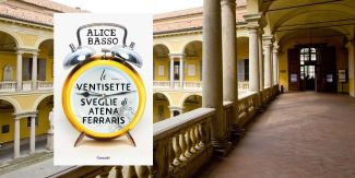 Copertina del libro "Le ventisette sveglie di Atena Ferraris", sullo sfondo l'ingresso della Biblioteca Universitaria di Pavia