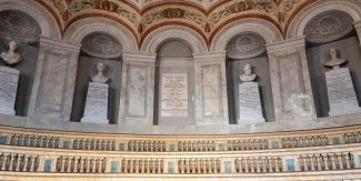 Interno dell'Aula Scarpa, dettaglio sui busti collocati nelle nicchie della parete e panche