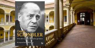 Copertina del libro "Oskar Schindler. Vita del nazista che salvò gli ebrei", sullo sfondo l'ingresso della Biblioteca Universitaria