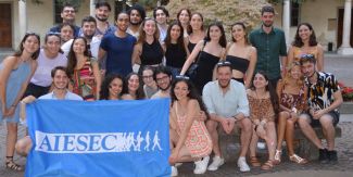 Gruppo di studenti AIESEC in un cortile del Palazzo Centrale UniPv