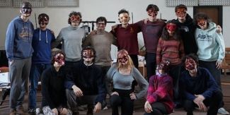 Foto di gruppo degli studenti e studentesse che hanno partecipato al laboratorio sulla Commedia dell'arte