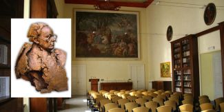 Busto di Marco Fraccaro realizzato da Sergio Alberti. Sullo sfondo l'Aula Magna del Collegio F.lli Cairoli