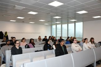 La platea durante la presentazione delle borse di studio della Fondazione Dompé