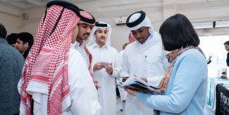 Momenti di reclutamento in una scuola a Doha