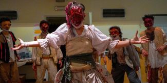 Studenti in abiti teatrali impegnati nel laboratorio sulla Commedia dell'Arte