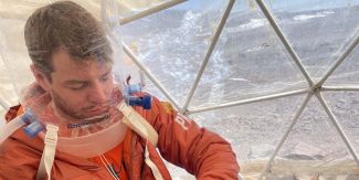 Il Dr. Paolo Rodi mentre testa un casco CPAP Dimar a Campo 2 sull’Aconcagua, a 5500m.