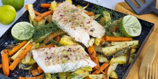 Due filetti di pesce in un piatto con verdure miste