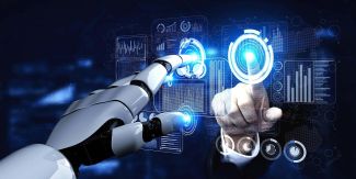 Mano di un robot tocca schermo su cui sono proiettati grafici e dati. Lo schermo è toccato anche da mano umana