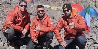Il team della Spedizione Italiana Aconcagua 2025: da sinistra, il Dr. Paolo Rodi, Davide Pellegrini, il Dr. Giovanni Cappa. Dietro a loro l’Aconcagua.