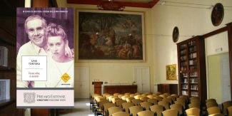 Copertina del libro "A testa alta, e avanti". Sullo sfondo l'aula magna del Collegio Cairoli