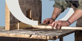 Mani di un falegname che lavorano il legno