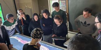 La Professoressa Gabriella Cusella, docente di anatomia dell’Università di Pavia, tiene una lezione con l'ausilio dell'Anatomage, un tavolo digitale interattivo.