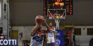 Due giocatori della Pallacanestro Pavia (Riso Scotti) in campo