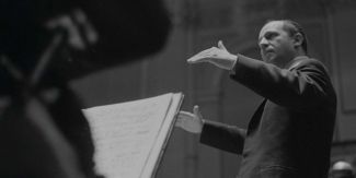 Pierre Boulez mentre dirige un'orchestra