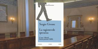 Copertina del libro "La ragionevole speranza", sullo sfondo la Sala Lauree UniPv
