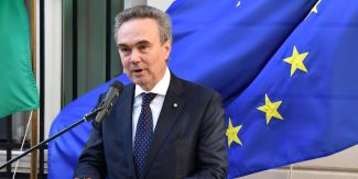 Stefano Baldi. Dietro di lui la bandiera europea