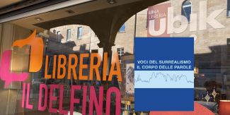 Copertina del libro "Voci del Surrealismo". Sullo sfondo la vetrina della libreria "Il Delfino"