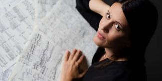 Daniela Terranova con degli spartiti 