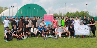 Foto di gruppo degli studenti partecipanti alla partita di calcio internazionale sul campo da calcio