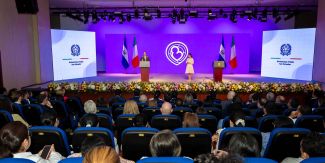 Immagine del palco e della platea gremita durante l'evento di inaugurazione del progetto "Nascere con affetto"