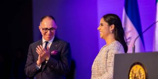 A sinistra l’Ambasciatore d’Italia a San Salvador, Paolo Emanuele Rozo Sordini. A destra la First Lady della Repubblica di El Salvador, Gabriela de Bukele.
