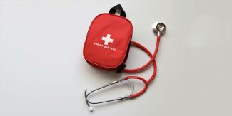 Borsa di primo soccorso e stetoscopio